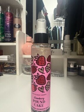 Bath & Body Works Strawberry Pound Cake Shimmer Mist - Pink